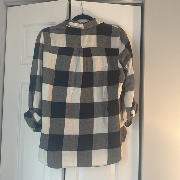 Woman’s Old Navy black and white plaid flannel. Size medium. - Picture 2 of 3